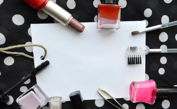 Set van vrouwelijke cosmetica op een wit vel papier — Stockfoto