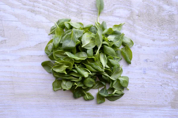 Spinach on wooden table — Stock Photo, Image