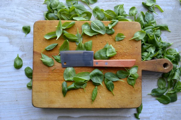 Spinach on wooden table — Stock Photo, Image