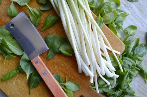 Spinat und junger grüner Knoblauch — Stockfoto