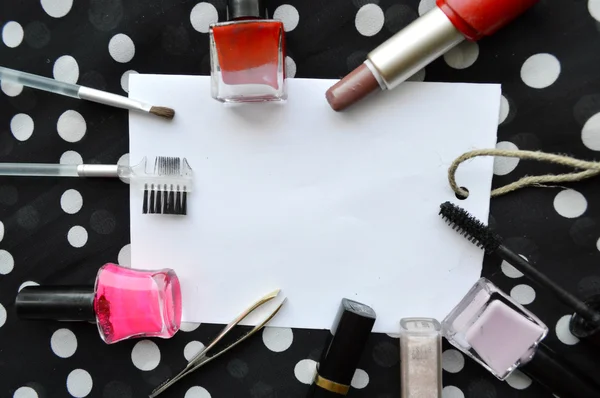Conjunto de cosméticos femeninos en una hoja de papel blanco —  Fotos de Stock