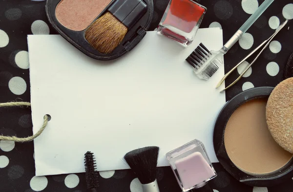 Set van vrouwelijke cosmetica op een wit vel papier — Stockfoto