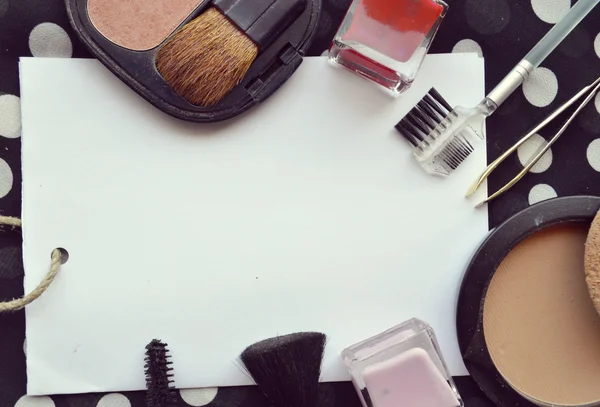 Set van vrouwelijke cosmetica op een wit vel papier — Stockfoto