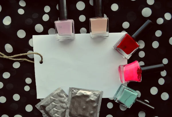 Conjunto de cosméticos femeninos en una hoja de papel blanco — Foto de Stock