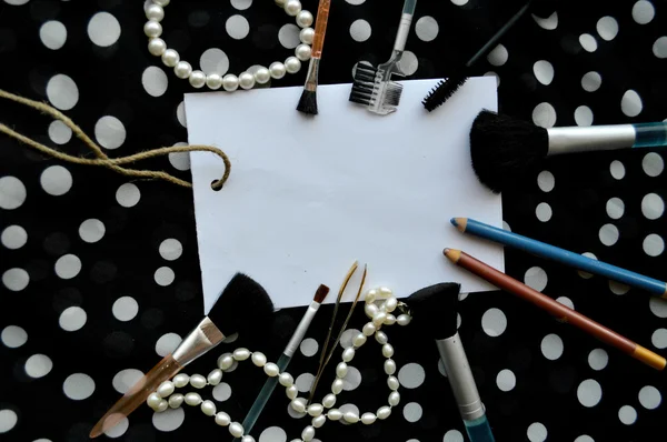 Conjunto de cosméticos femininos em uma folha branca de papel — Fotografia de Stock