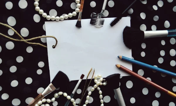 Conjunto de cosméticos femeninos en una hoja de papel blanco —  Fotos de Stock