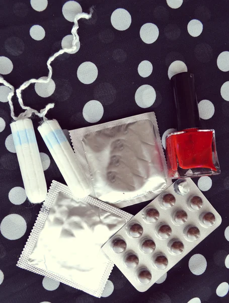Жіночі тампони, презервативи, таблетки та лак — стокове фото