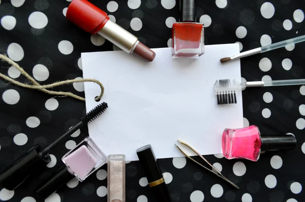 Conjunto de cosméticos femeninos en una hoja de papel blanco —  Fotos de Stock