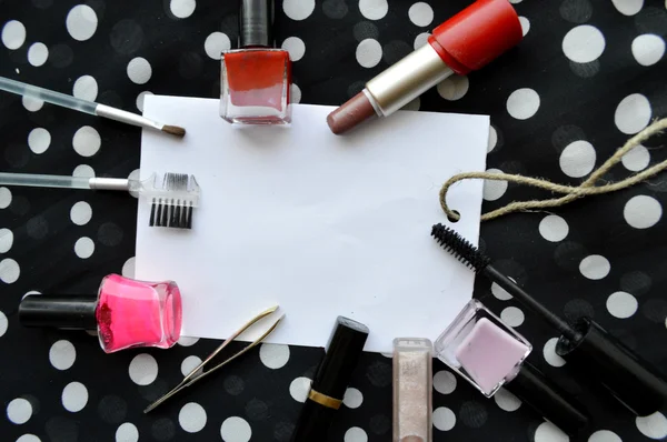 Set van vrouwelijke cosmetica op een wit vel papier — Stockfoto