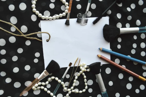 Conjunto de cosméticos femeninos en una hoja de papel blanco —  Fotos de Stock