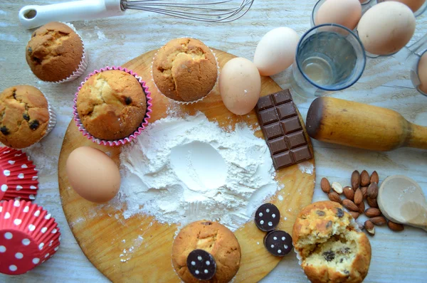Ingredienser som behövs för att baka muffins — Stockfoto