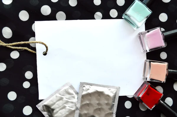 Conjunto de cosméticos femeninos en una hoja de papel blanco — Foto de Stock