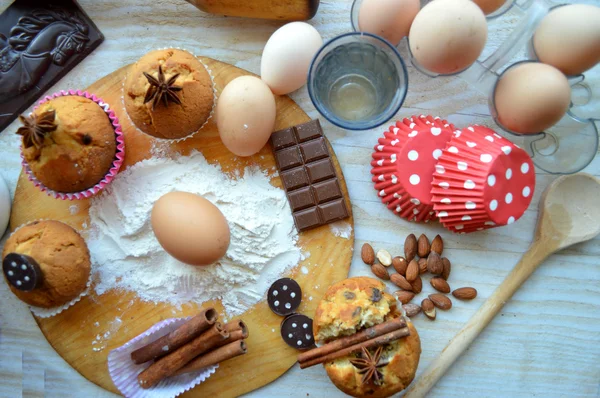 Ingredienser som behövs för att baka muffins — Stockfoto