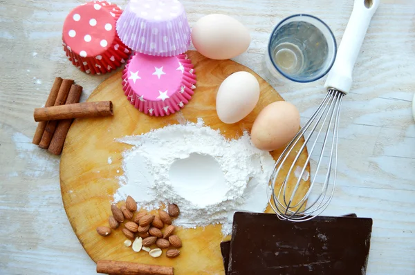 Top kek pişirme için gerekli malzemeler — Stok fotoğraf