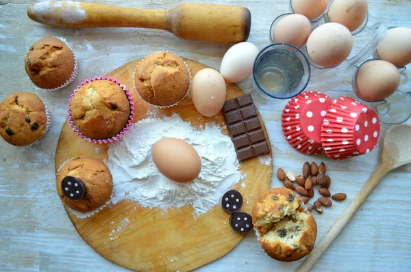 Ingredienser som behövs för att baka muffins — Stockfoto