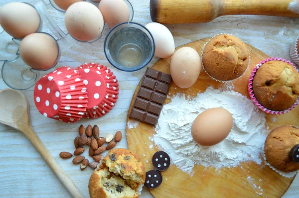 Ingredienser som behövs för att baka muffins — Stockfoto