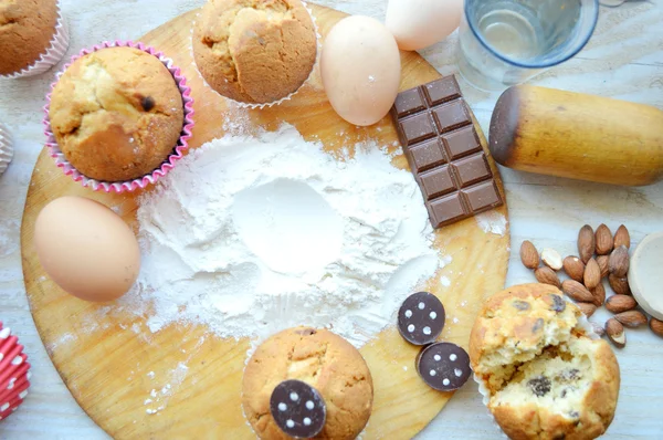 Ingredienser som behövs för att baka muffins — Stockfoto