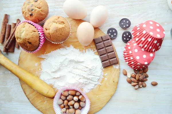 Ingredienser som behövs för att baka muffins — Stockfoto