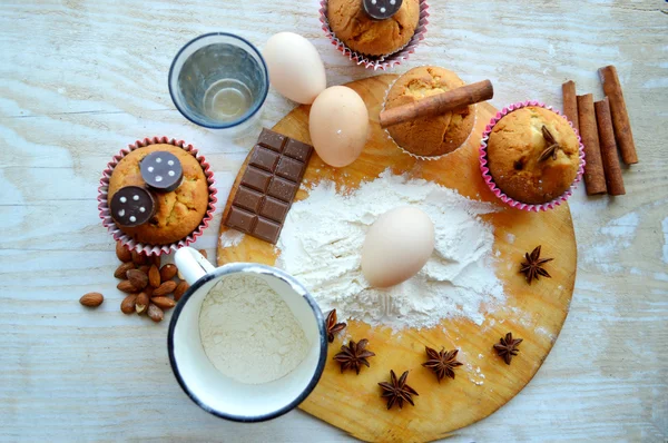 Ингредиенты, необходимые для выпечки кексов — стоковое фото