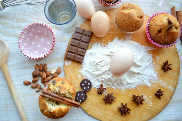 Ingredienser som behövs för att baka muffins — Stockfoto