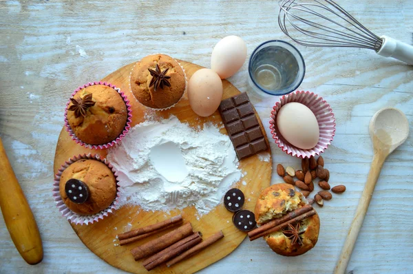 Ingredienser som behövs för att baka muffins — Stockfoto