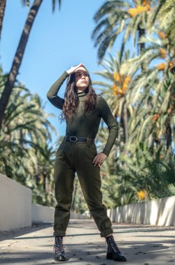 Parktaki fotoğraf çekimine gülümseyen bir model, doğada, güneşli.