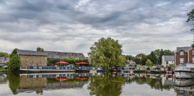 Lanstang, Garstang, Lancaster Kanalı 'ndaki yat limanına demirlemiş dar kayıklar.