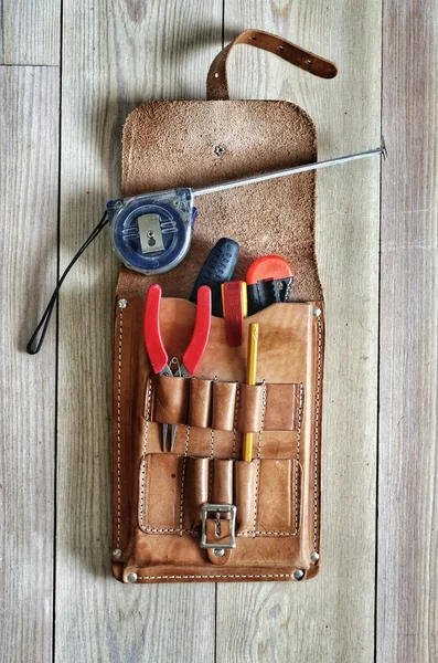 Bolsa de herramientas de cuero con herramientas manuales Imágenes de stock libres de derechos