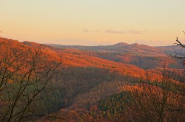 Sonbahar Drachenfels yakınındaki dağlarda