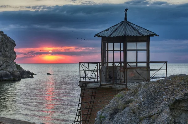 Costa da Crimeia. Pôr do sol. Mar de Azov. Estação de salvamento . Imagem De Stock