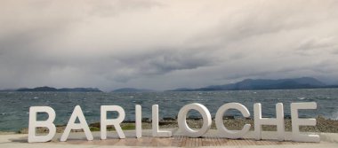 Arjantin 'in Bariloche şehri Gölün kıyısında