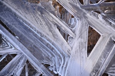Yerdeki buz dokusu serin şekiller oluşturuyor.