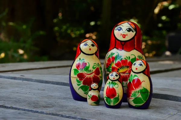 Rus Ailesi Mamushka Ahşap Renkli Bebekler Anne Çocuklar Birlikte — Stok fotoğraf