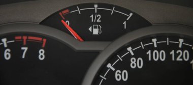 Boş benzin deposu, pedal sayacı ve hız göstergesi olan gösterge paneli