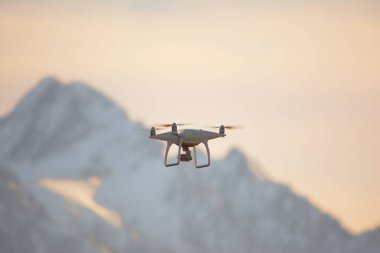 Arka planda ve günbatımında karla, yüksek irtifada uçan dron her şeyi görüyor.