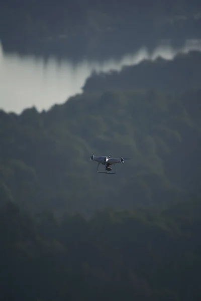 Drone Voando Sobre Lago Alta Altitude Comandado Remotamente — Fotografia de Stock