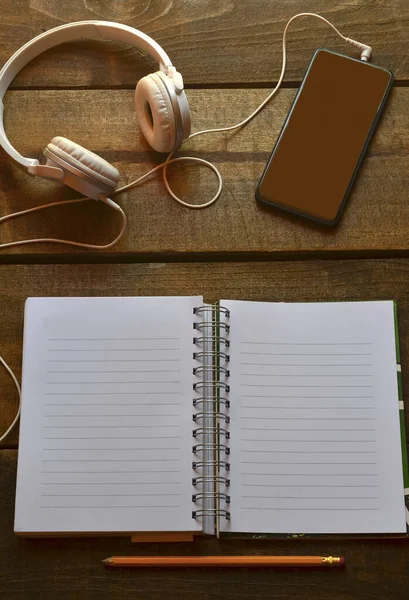 Espace Pour Écrire Avec Ordinateur Portable Téléphone Écouteurs Sur Bois — Photo