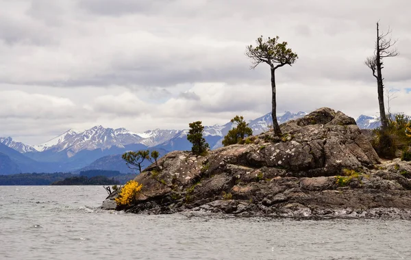 Lac Nahuel Huapi Avec Des Montagnes Enneigées Arrière Plan Bariloche — Photo