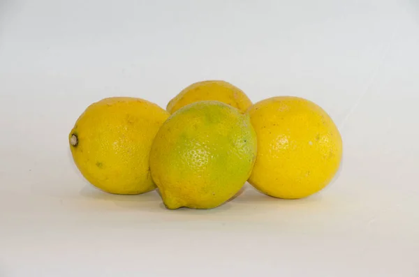 Naturalne Cytryny Izolowane Białym Tle — Zdjęcie stockowe