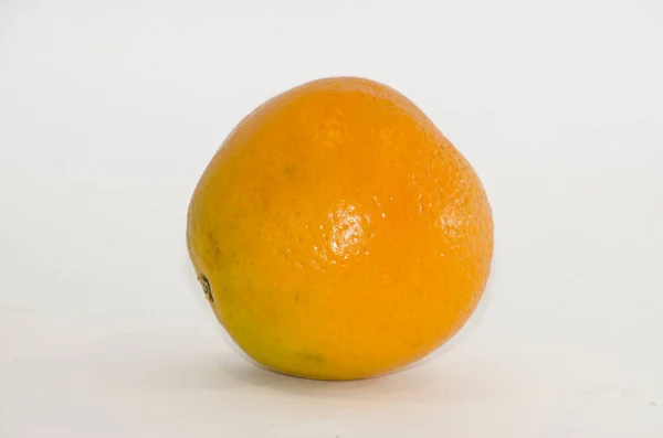白を基調としたオレンジと自然果実 — ストック写真