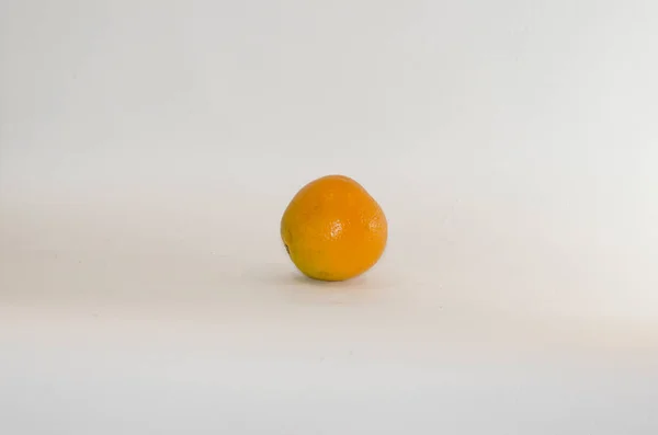 Einzelne Natürliche Orange Isoliert Auf Weißem Hintergrund — Stockfoto
