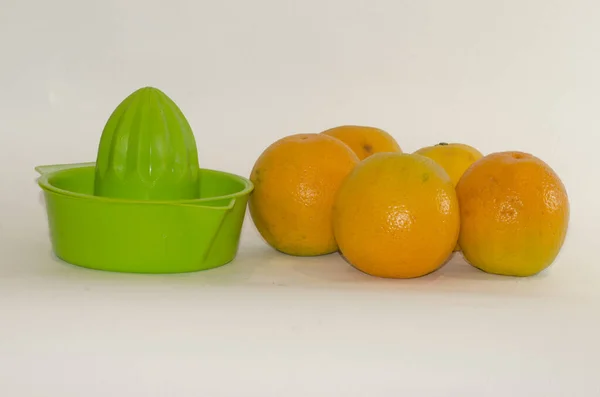 Natürliche Orangen Mit Manueller Saftpresse Auf Weißem Hintergrund — Stockfoto