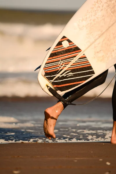 Surfista Con Tabla Surf Caminando Sobre Arena Con Mar Fondo — Foto de Stock