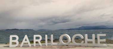 Arjantin 'in Bariloche şehri Gölün kıyısında