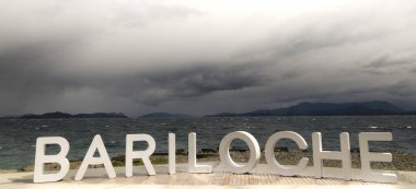 Kartel tipico de Bariloche en la orilla del lago Nahuel Huapi Patagonya Arjantin