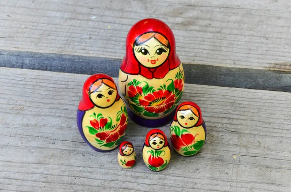 Mamuschka Puppen Familie Mit Warmem Holz Hintergrund — Stockfoto