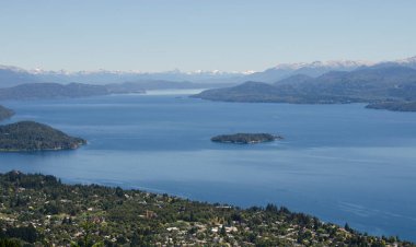 Bariloche 'nin panoramik manzarası ve çevresindeki göller, Cerro Otto' nun zirvesinden Nahuel Huapi ve El Moreno