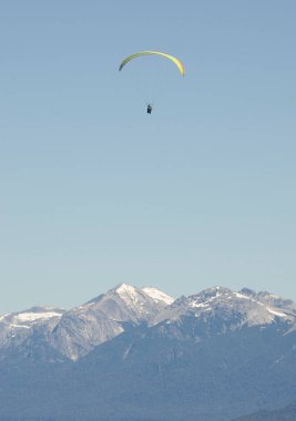And Dağları üzerinde uçan paraglider, Deariloche yakınlarında, mavi gökyüzü, dağlar ve göller üzerinde uçan