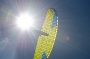 Paragliding, cerro otto, bariloche, arka planda güneş. konsept sinek, özgür, yaşam tarzı