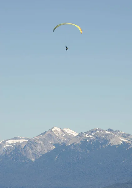 Paraglider Flying Andes Mountain Range Deariloche Flying Blue Sky Mountains — Stock Photo, Image